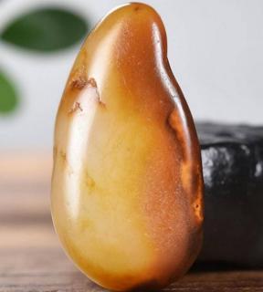 为何顶级和田玉的"油脂感"比黄金更保值?高阶玩家解锁"微观结构"与金