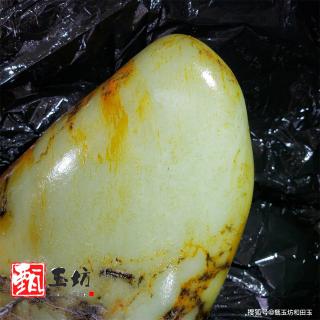 众多新疆和田玉籽料原石中,甄玉坊认为:青白玉的密度普遍较好